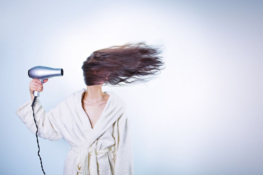 Hva du trenger å vite om tørt hår og hvordan du behandler det